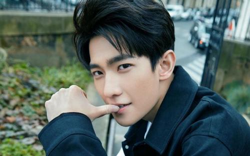 10.那时，阳光笼罩着青春，我将用幸福来解释悲伤。