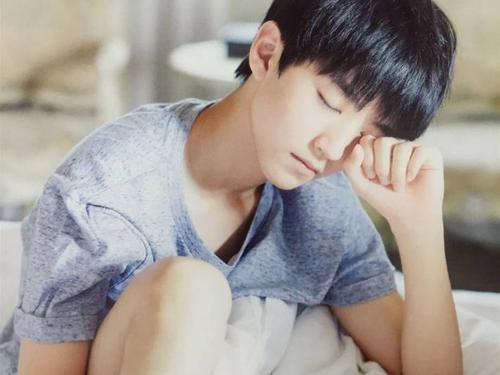 12.有一种被称为快乐的爱，因为在一起坠入爱河是简单而快乐的；有一种爱叫做甜蜜，因为爱是酿造甜美的花朵。有一种爱叫微笑，因为爱就像成熟的开心果挂在树枝上。有一种爱叫告白，因为爱的存在，每个人都可以在心中理解它。