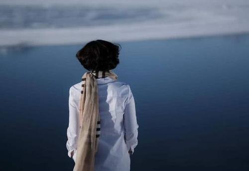 11.不要因为别人的眼光而改变自己的爱，不要因为生活在别人的眼中而迷失自己！感觉不能贪婪，也不能梦想。因此，我们应该注意自己的爱，而不是惊天动地的爱。没有爱是完美的，没有关系是完美的。爱与情人只能是真实的。也许你不是最好的，但我只爱你