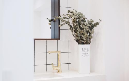 12.家庭之情可以照亮人们的生活，使前方的路充满鲜花；这是一个坚定的信念，一个恒心的本能，即使没有钱，家人的感情仍然存在。