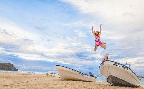 10.为了避免飞雪球，我微笑着躺在雪地里，然后穿着“雪衣”再次滚动。