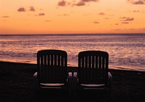 10.所谓幸福意味着家庭永远在一起幸福。