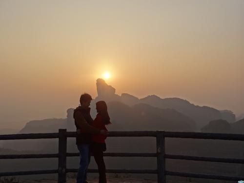 10.你的心是我的斗篷,世界的尽头,我走得更远。我们这一辈子一起旅行到世界的尽头,不是在地球上徘徊,而是与世界同在。