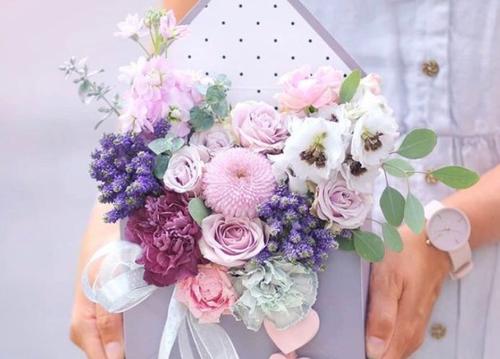 12.家庭的情感是阳光，它带走了黑暗，把光抛在了身后。