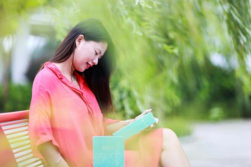 12.外界对皮肤的伤害和氧化作用非常大。例如，灰尘会堵塞毛孔，阳光会促进黑色素的产生，甚至会促使皮肤生长亮点。现在，城市空气污染非常严重，空气中的有害物质也变得有害。对皮肤的损害无法估量。