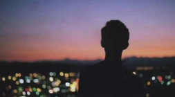 9.如果可以将情感和岁月轻轻撕裂并扔入海中，那么我愿意从现在开始在海床上保持沉默。你的话。