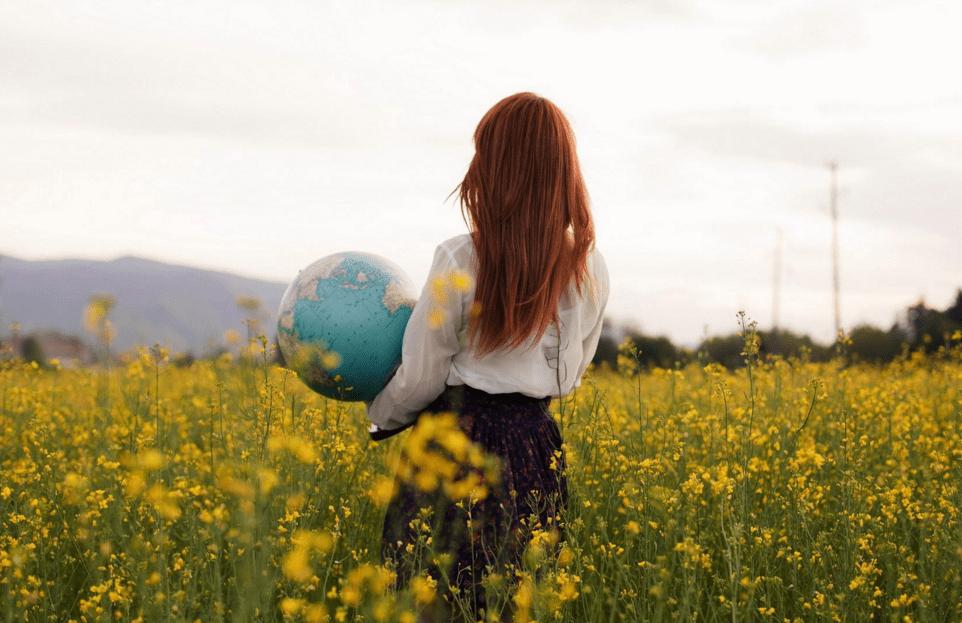 11.一个活泼可爱的小女孩，白皙的脸，弯曲的眉毛和一双水汪汪的眼睛。