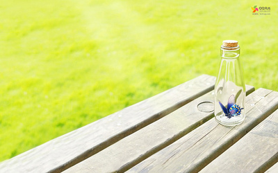 10.越正的鲜红色的花朵盛开在树枝上。色彩如此浓烈,纯净,没有任何变化,就像燃烧的火焰一样。汽车的风摇了几朵蜻蜓花。它是如此的迷人,就像一个穿着花裙的女孩在跳着优美的舞蹈。