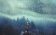 10.我以前一直相信真爱，但是现在我知道时间和距离可以消除真爱。当我最难过时，谁会陪在我身边。