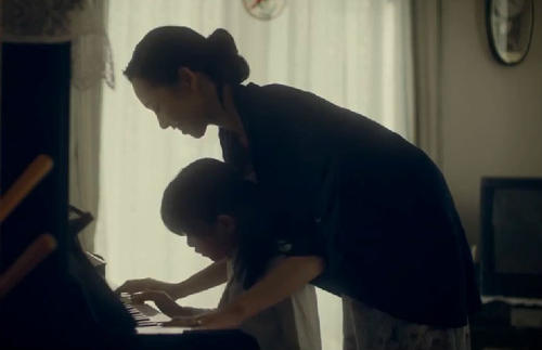 10.母爱就像一杯浓香的茶，在我们饥渴时，它带给我们芬芳。母爱就像一条彩虹，为我们增添光彩。当我们迷路时，它带给我们希望。母爱就像烈日一样，寒冷时带给我们。温暖的母爱就像一盏明亮的路灯，在我们迷路时指向我们。