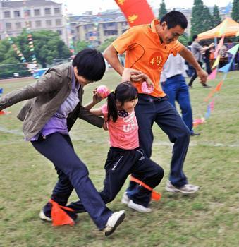 12.我唱着母爱，我赞美母爱，因为母爱使我蓬勃发展。