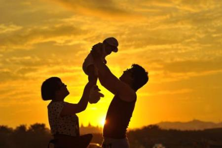 10.家庭之情是下雨，它消除了烦躁并留下了凉意。