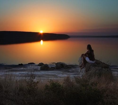 12.分手后,你不能成为朋友,因为他们彼此伤害。不要成为敌人。因为我们彼此深爱,我们成为了最熟悉的陌生人。