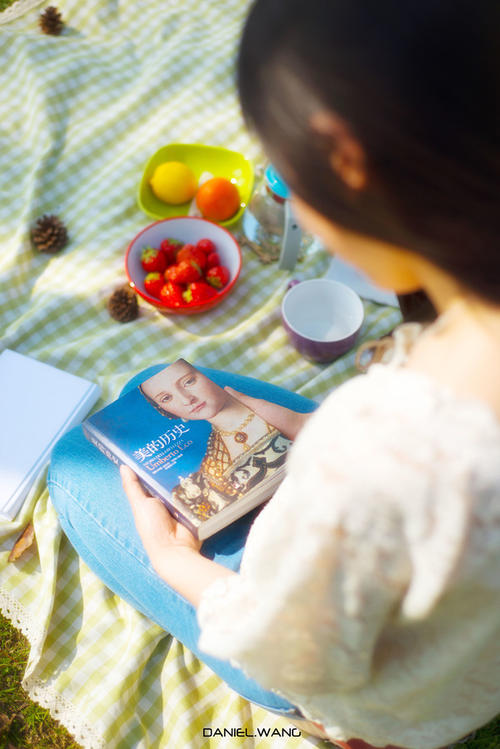 10.旅程仍在继续。这个过程既困难又孤独。我背着行李独自走开。夕阳正斜拉着我的身材,但我仍然在旅行的路上徘徊。等待每一辆过往的汽车让我走的更远。