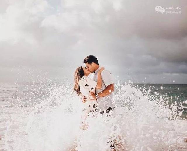 10.谁的手指滑过了千年；可以忘记过去曾反复询问过的人；我在等着你用尽所有的悲伤；但是在你眼里，我不明白这是多么的荒凉。