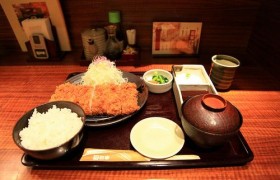 11.在生活中最无助的道路上，家庭感情是最持久的动力，给我们无私的帮助和依赖。在最寂寞的情感道路上，亲情是最真诚的陪伴，使我们感到无与伦比的温暖和舒适；在最无助的十字路口，亲情是引导我们成功实现目标的最明确的路标。