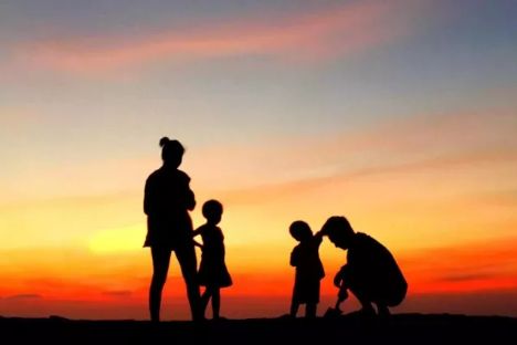 12.姐妹们有深厚的感情，真挚的爱和内心，热爱传达，短信和祝福，我希望你工作+，身体+，感情+，家庭+，生活+，父母+，幸福+，财务资源+和生活顺利。