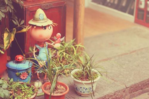 11.上帝从不抱怨人们的无知，但人们却抱怨上帝的不公平。