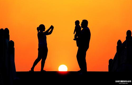 12.金钱征服了一切，所以友谊和家庭。