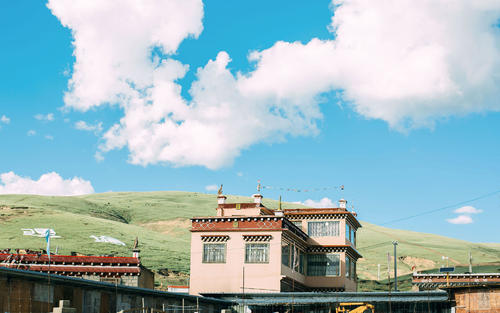 10.时光飞逝，当我伸出手停下来时，它从我的手指上悄悄滑落了。我的大学生活就像这样的水，缓慢而匆忙地流到她的尽头，使我无尽的情感收获和无限的出海乐趣。