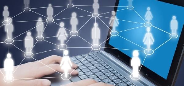 12.也许，有些爱只能停留在嘴唇和牙齿上，掩盖岁月。