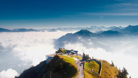 11.如果心脏是闭合的，无论距离多远，距离都短。如果爱情是深沉的，无论日子多么艰辛，日子都是甜蜜的。如果爱情是真的，那么不管暴风雨有多艰辛，它都会是光明的。收到我的短信，不管今天多冷，天气都很温暖。祝您每天幸福！