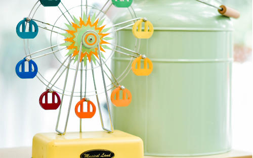 10.给您送去阳光,为您消除疲劳,给您细雨洗去您的疲劳,给您流星带来美好的梦想,给您彩霞给我一个信息,祝您阅读信息的人们每天快乐!畅快!