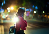 11.你可以一个人，但不能孤单；你可以孤独，但不能空虚；您可能会沮丧，但不会退化；您可能会感到失望，但不允许您放弃。没有雨伞的孩子必须努力跑。