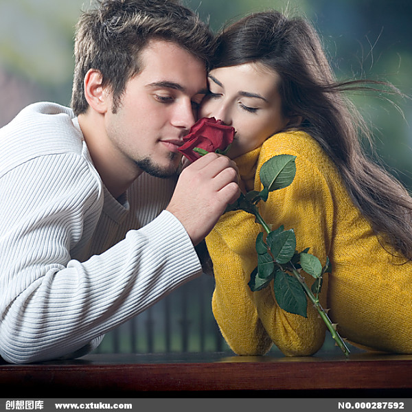 11.我会永远记得一个人,会和我一起蹲在路边等待外卖;我会永远记得一个人,当我要迟到时,会把我拉到人群中;我将永远记得一个人。房间的角落使我尖叫。