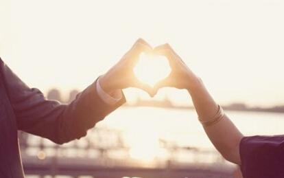 12.用嘴表达幸福，用手抚平伤口，用心感受幸福。