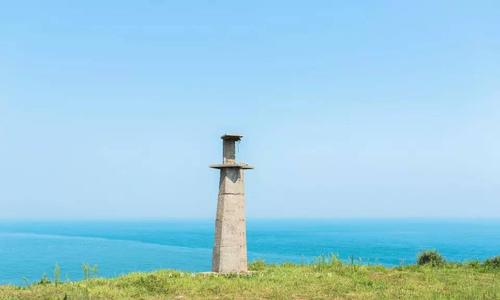 11.地平线上的落日霞光露出笑容,仿佛在分享我们的喜悦。天空中的鸟儿快乐地歌唱,仿佛在为我们歌颂赞美。路边的草在微风中翩翩起舞,仿佛在为我们庆祝。我们的心情是如此快乐,如此快乐。