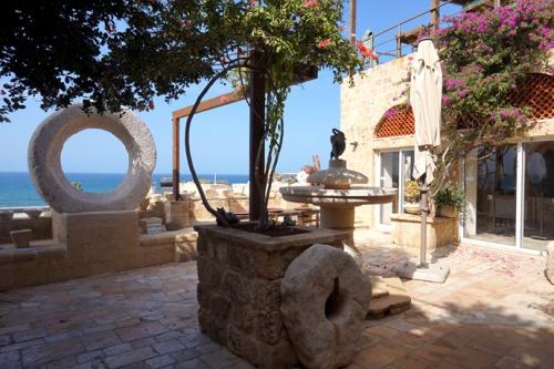 11.如果我们只是想追求个人幸福，那么这个愿望就很容易实现。但是如果我们想比别人更幸福，那就太难了，因为我们一直认为别人比我们更幸福。