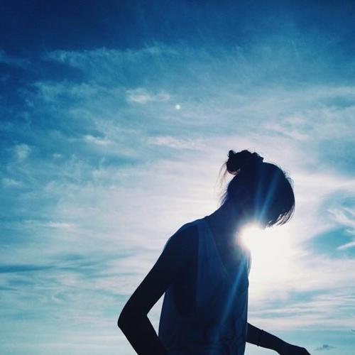 12.“呵呵呵”，这是幽默的国王卢新峰的笑容。它看起来很可爱，眼睛像弯曲的月亮。当老师批评他时，他不仅没有感到羞耻，而且内敛地微笑着，使老师不知道该怎么办。