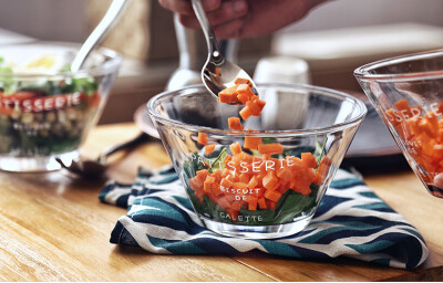 11.尽管空间很小，但网络很大。踏上您的空间，祝福和祝福。尽管网络电缆较细，但您和我已连接。在屏幕前留言，祝您好运。给你浇花，花会更加灿烂。希望世界永远拥有真爱。祝您幸福快乐！