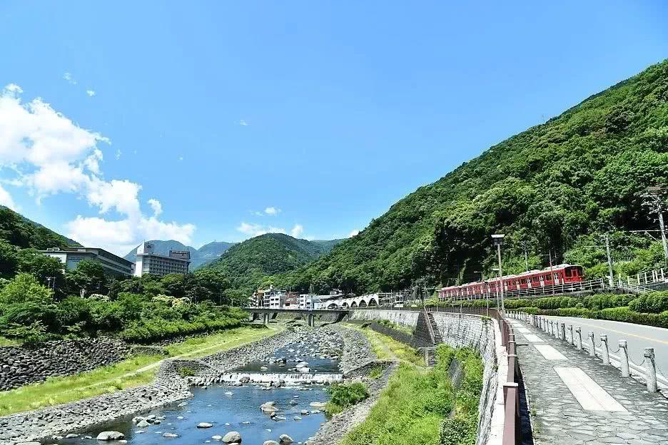 10.我们沿途热情参观，直到太阳下山才无奈离开。