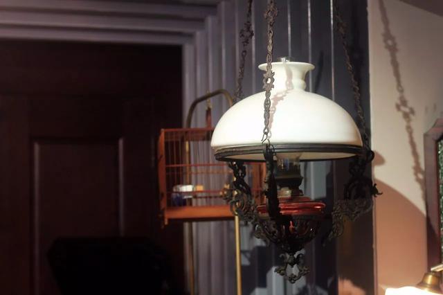 11.所谓的旅行是坐在摇摇欲坠的公共汽车上，将自己从一个地方移到另一个地方。