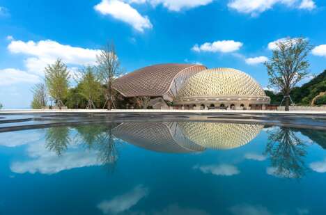 12.旅行可以使自己的心情放松，思想开阔，忘掉坏事并欢迎新的幸福。旅行是在寻找新的美，追求新的感知世界，抛弃多余的自我，满足最真实的自我。