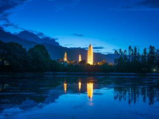 11.雪飘动，新年安静。元旦在这里，阳光明媚：事业兴旺，光荣。股票基金，财神在乎。生活是幸福的，充满了欢笑。情人团结，永远在一起！