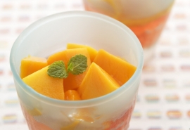 10.家庭感情可以照亮人们的生活，使前方的道路上开满鲜花；这是一个坚定的信念，一个恒心的本能，即使没有钱，家人的感情仍然存在。