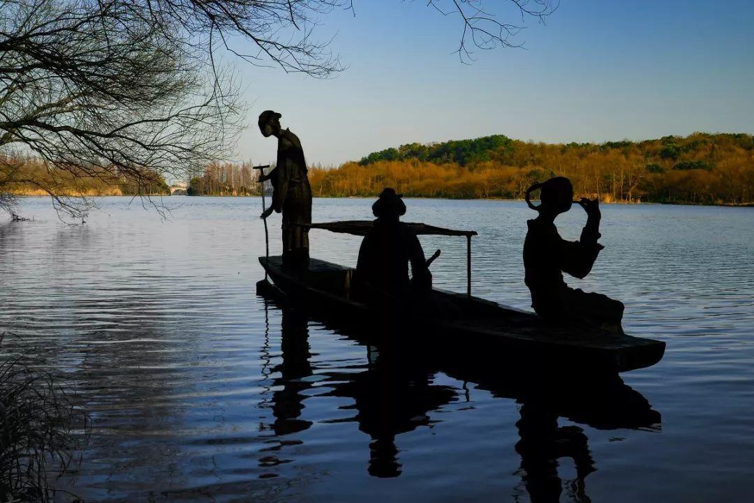 11.看着小雨，听着冷风，悲伤的声音袭来，但不想再悲伤了，继续前进，幸福是最重要的。