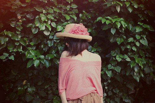 11.谁不是一个从善良的孩子那里被现实折磨成一个思想沉思的疯子，从那时起，您的世界与我无关，我的世界，您只值得关注。