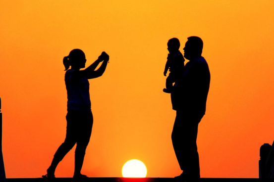 10我是一只风筝，无论它走多高或走多远，我身上的线总是被拉扯。放风筝的人是我最亲爱的父母。