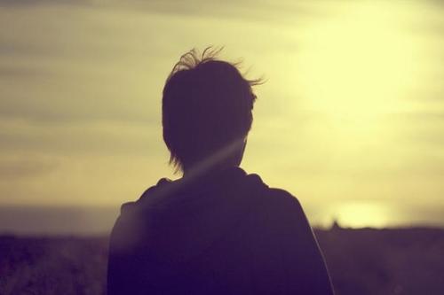 12.有些事情应该被扭转和遗忘，例如昨晚的噩梦，晴朗的天空之前的雨，例如那些不能让你住的人。