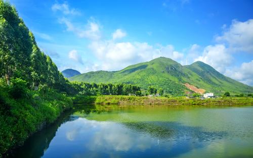 12.这是杯白开水，无味，但是当我的嘴干时，它可以扑灭我的烈火；这是一块口香糖，从厚到浅都有变化，但是当我想呕吐时，我发现它已经存在了很长时间。