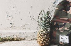 11.家庭之爱是一座桥梁，一座特殊的桥梁，一座坚固稳定的木头桥。家庭关爱的桥梁也是责任的桥梁。关心和帮助他人是一种美德。