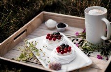 12.家庭感情没有盛大的形式或华丽的包装。它在生活的漩涡中，填补了水，无色，无味，无香和无影之类的每一个缝隙，所以当我们拥有它并享受它时，我们常常使我们习惯它。时间无所谓。亲情是在餐桌和窗前艳艳的笑声，是柴火，米饭，油和盐之间的琐碎而微妙的事物。它看起来充满爱，是一种抱怨，要求充分的责备。离别是折腾的烦恼，是团聚时相对无语的时刻。