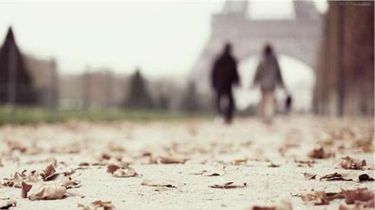 12.我的嘴说您对我并不重要，但是每当听到有关您的消息时，就像空气中漂浮的空气中夹杂着胡椒味，当我触摸它时，我就流下了眼泪。