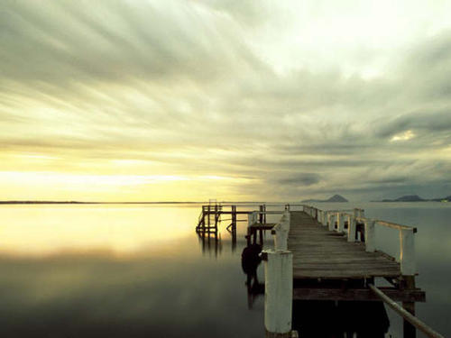 10.家庭之情，一股清澈的泉水从心脏地喷涌而出，在全身滋润，就像一阵滋润大地的清新雨水，唤起了早春的活力。
