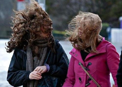 12.屋子上的瓷砖被揭开了,有骚动,混乱和混乱。屋子里有很多光。厨房桌子没有盖。成千上万的调味品是空的。茶几和餐具上都乱涂着调味品,有或没有香气。欢迎品尝。