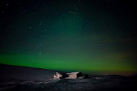 10.幸福就像空气，总是在我们身边：失望是一种幸福，因为我们仍然有期望。破碎的爱情是一种幸福，因为我们还在寻找；失望是一种幸福，因为我们可以振作起来；失败是一种幸福，因为我们努力工作...只要我们的手仍然可以制造并且脉搏仍在跳动，我们就不怕风吹雨打，也没有理由成为观众生活。